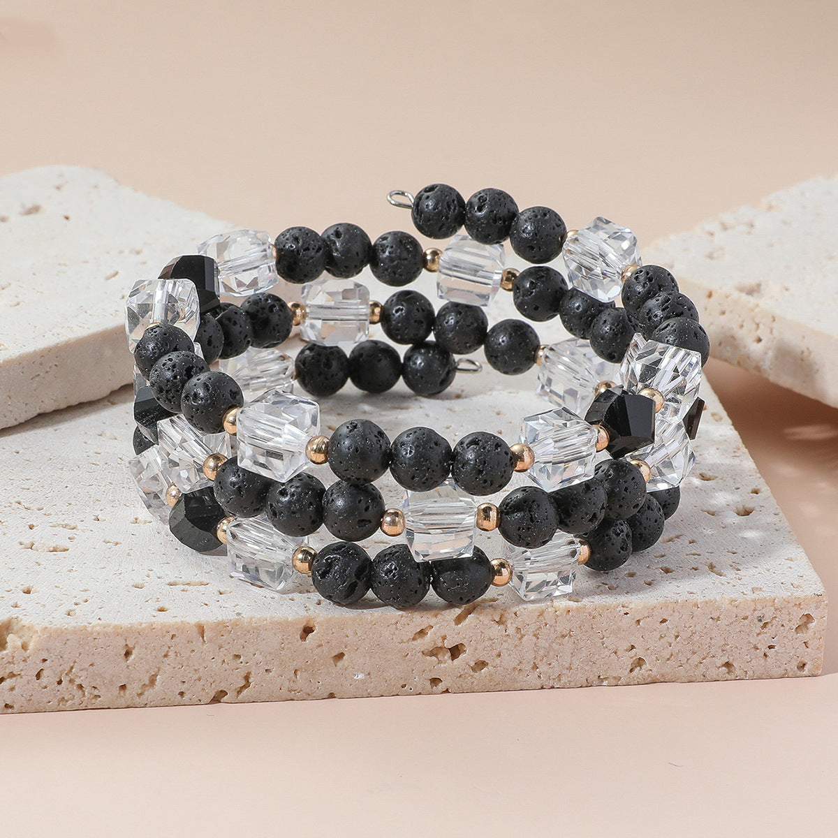 Pulsera de aleación multicapa con cuentas de tubo de latón y corazón de amor al por mayor